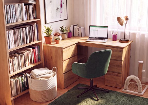 Spațiu de lucru acasă, cu birou de colț din lemn, scaun de birou ergonomic verde, laptop, bibliotecă, lampă de birou și plante de interior, care creează un mediu confortabil și productiv pentru munca de acasă.
