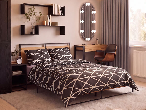 Dormitor modern cu un pat tip platformă din metal negru și lemn, &icirc;mbrăcat &icirc;n lenjerie de pat alb-negru cu model geometric, &icirc;ncadrat de o noptieră asortată cu un ceas deșteptător &icirc;n stil vintage. Un dulap &icirc;nalt din lemn &icirc;nchis la culoare este amplasat l&acirc;ngă rafturi suspendate negre, decorate cu cărți, plante și accesorii decorative. Vizavi de pat se află o măsuță de toaletă minimalistă din lemn, cu cadru negru, completată de un scaun curbat din lemn de nuc și o oglindă ovală cu iluminare integrată. Draperiile gri din podea p&acirc;nă &icirc;n tavan &icirc;ncadrează o fereastră mare care umple &icirc;ncăperea cu lumină naturală caldă, iar covorul moale crem și pardoseala din lemn deschis creează o atmosferă confortabilă și contemporană.