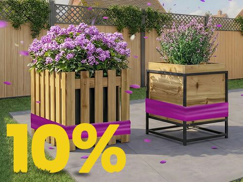 Jardiniere din lemn cu flori mov &icirc;nflorite pe terasă &icirc;nsorită, cu banner promoție primăvară 10%.