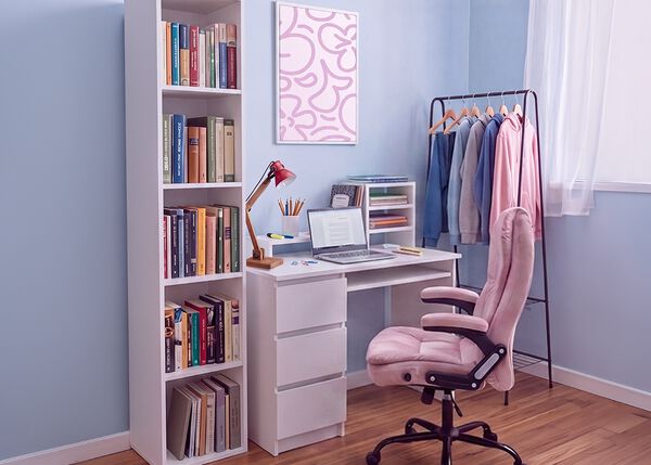 Spațiu modern de studiu pentru elevi și studenți, cu birou alb, scaun ergonomic de birou, laptop, bibliotecă, unitate de depozitare și suport pentru haine, &icirc;ntr-un dormitor luminos și organizat, creat pentru studiu confortabil și viața de zi cu zi.