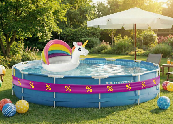 Piscină cu piscină pentru bebeluși &icirc;n formă de unicorn deasupra, &icirc;nfășurată cu panglică promoțională mov-galbenă, obiecte gonflabile, șezlonguri și umbrelă &icirc;n grădină.