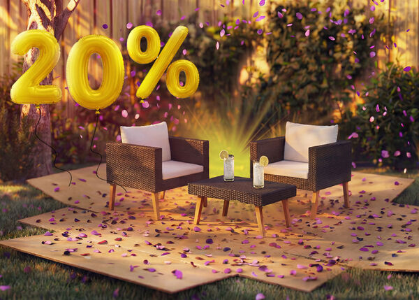 Fotolii lounge din ratan pentru exterior cu perne și o măsuță &icirc;ntr-un decor de grădină, decorate cu confetti roz și baloane aurii &bdquo;20% reducere&rdquo;, evidențiind oferte sezoniere la mobilier lounge de grădină.