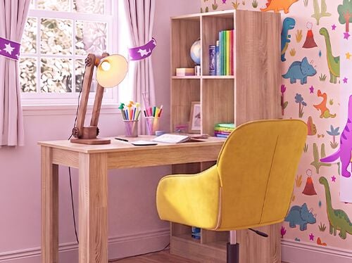 Cameră de studiu luminoasă pentru copii, cu birou din lemn, scaun ergonomic galben, lampă de birou, raft de depozitare și tapet cu dinozauri, ideală pentru un spațiu de &icirc;nvățare organizat și confortabil acasă.