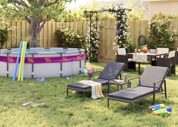 Grădină &icirc;nsorită &icirc;n spatele casei, cu piscină supraterană, tuburi plutitoare, ochelari de &icirc;not, minge de plajă și șlapi pe gazon. Două șezlonguri negre din metal, cu perne gri, sunt așezate l&acirc;ngă o măsuță laterală, iar un set de masă pentru exterior, cu scaune &icirc;mpletite &icirc;nchise la culoare, se află l&acirc;ngă o pergolă &icirc;nflorită, un gard din lemn și plante de grădină.