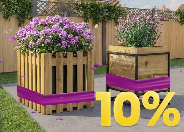 Jardiniere din lemn cu flori mov &icirc;nflorite pe terasă &icirc;nsorită, cu banner promoție primăvară 10%.