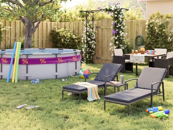 Grădină &icirc;nsorită &icirc;n spatele casei, cu piscină supraterană, tuburi plutitoare, ochelari de &icirc;not, minge de plajă și șlapi pe gazon. Două șezlonguri negre din metal, cu perne gri, sunt așezate l&acirc;ngă o măsuță laterală, iar un set de masă pentru exterior, cu scaune &icirc;mpletite &icirc;nchise la culoare, se află l&acirc;ngă o pergolă &icirc;nflorită, un gard din lemn și plante de grădină.