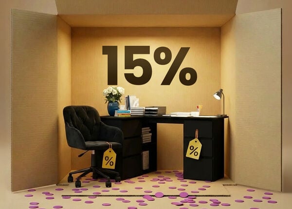 Mobilier pentru birou de acasă cu birou negru, dulap cu sertare negru și scaun de birou negru, prezentate &icirc;ntr-un decor tip cutie, cu reducere de 15% la mobilierul de birou