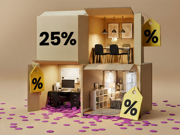 Interior de locuință elegant cu mobilier &icirc;n alb, negru și tonuri de lemn pentru living, dining și birou de acasă, cu reduceri de p&acirc;nă la 25%