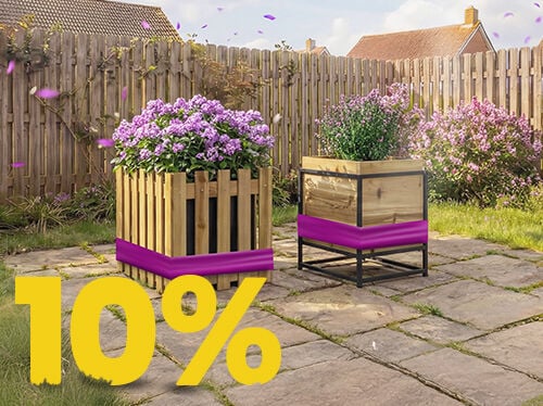 Jardiniere din lemn cu flori mov &icirc;nflorite pe terasă &icirc;nsorită, cu banner promoție primăvară 10%.