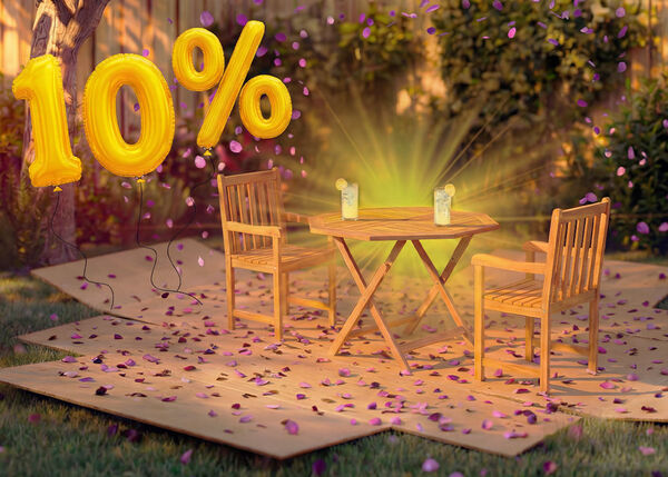 Masă de dining din lemn pentru exterior cu două scaune asortate &icirc;ntr-un decor de grădină, decorată cu confetti roz și baloane aurii &bdquo;10% reducere&rdquo;, evidențiind o promoție sezonieră la mobilierul de dining pentru exterior.