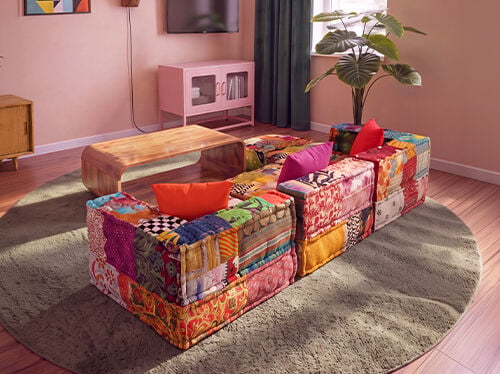 Colaj cu trei stiluri de canapele: un living modern cu canapele &icirc;nchise la culoare, o canapea modulară patchwork colorată &icirc;n jurul unei măsuțe de cafea și o canapea extensibilă gri, complet desfăcută. Dă clic pentru a vedea colecția de canapele.