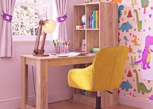 Cameră de studiu luminoasă pentru copii, cu birou din lemn, scaun ergonomic galben, lampă de birou, raft de depozitare și tapet cu dinozauri, ideală pentru un spațiu de &icirc;nvățare organizat și confortabil acasă.