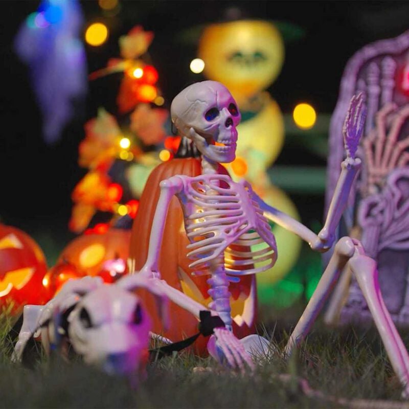 Set alb de decorațiuni schelet Halloween expus în exterior