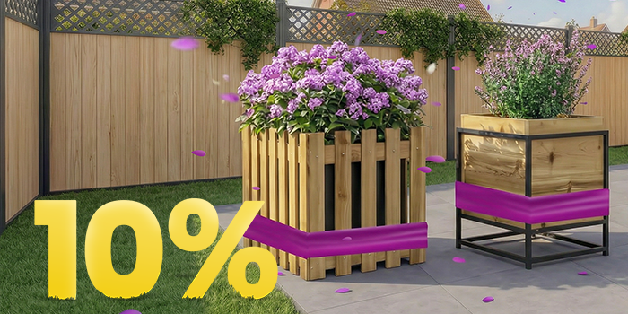 Jardiniere din lemn cu flori mov înflorite pe terasă însorită, cu banner promoție primăvară 10%.