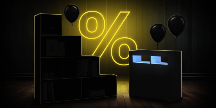 Unități de depozitare modulare negre cu baloane negre în fața unui semn galben luminos de procent pe podea din lemn închis.