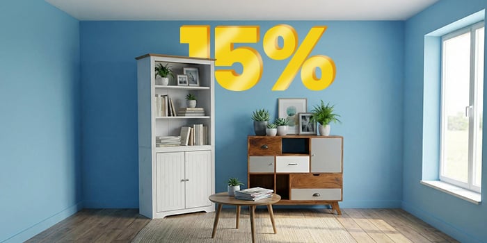 Banner cu o reducere de „15%” în cifre 3D galbene mari, deasupra unei camere moderne cu un raft înalt alb, un bufet din lemn și o măsuță de cafea rotundă pe un covor neutru. Click pentru a vedea produsele din colecție.