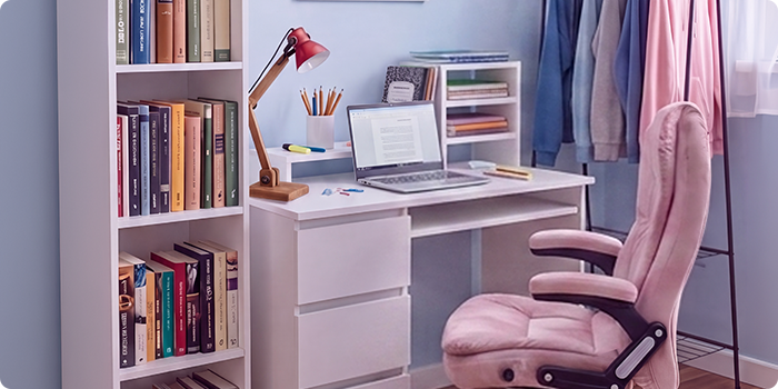 Spațiu modern de studiu pentru elevi și studenți, cu birou alb, scaun ergonomic de birou, laptop, bibliotecă, unitate de depozitare și suport pentru haine, într-un dormitor luminos și organizat, creat pentru studiu confortabil și viața de zi cu zi.
