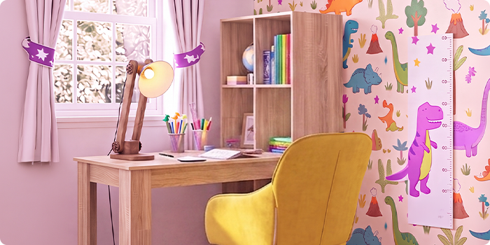 Cameră de studiu luminoasă pentru copii, cu birou din lemn, scaun ergonomic galben, lampă de birou, raft de depozitare și tapet cu dinozauri, ideală pentru un spațiu de învățare organizat și confortabil acasă.
