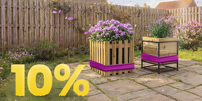 Jardiniere din lemn cu flori mov înflorite pe terasă însorită, cu banner promoție primăvară 10%.