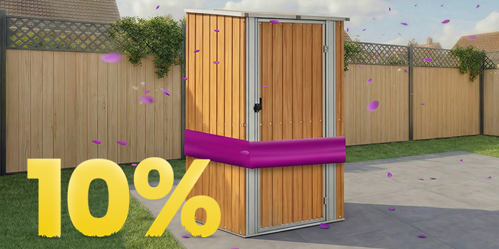 Căsuță de depozitare din lemn pentru grădină, sub foișor pe terasă însorită, înconjurată de flori și gard, cu banner promoție primăvară 10%.