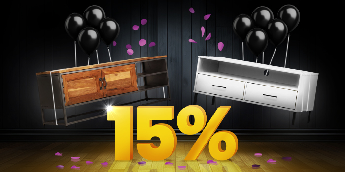 Consolă TV din lemn și metal și consolă TV albă cu baloane negre în fața unui semn galben luminos de 15% pe podea din lemn închis.