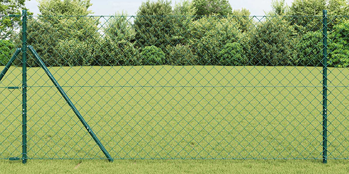 Gard exterior din plasă cu cadru metalic și stâlpi de susținere. Faceți clic pentru a cumpăra colecția.