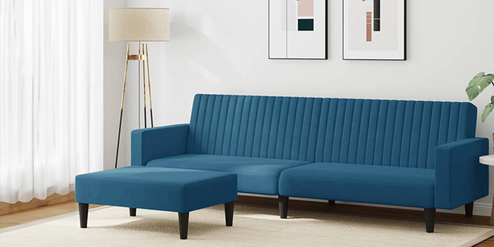 Scaune pliante colorate de plajă și umbrelă de exterior pe o terasă. Faceți clic pentru a cumpăra colecția.